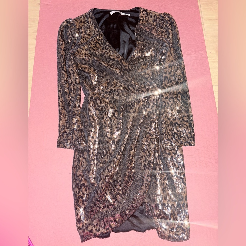 ASTR the label Selene size small leopard sequin mini wrap dress gold with sleeve - Picture 3 of 15